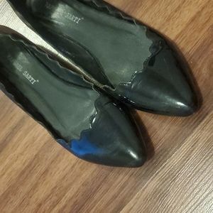 Scalloped patent leather shoes in black